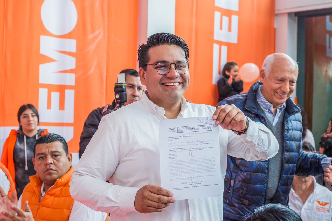 Toño Carreño se registró como precandidato a diputado local