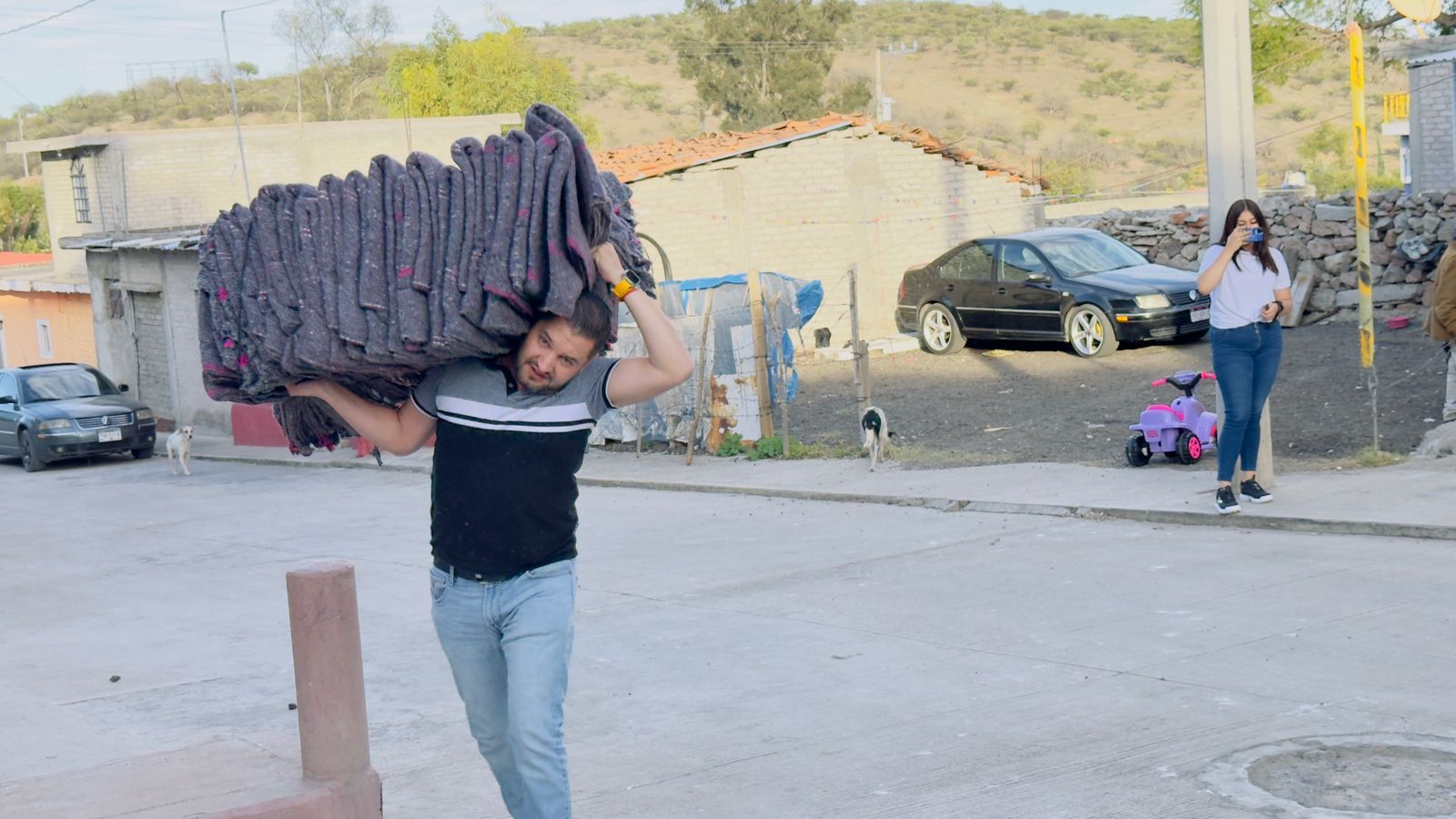 Entrega Helder Valencia, cobijas a población vulnerable de Charo, Tarímbaro y Cuitzeo