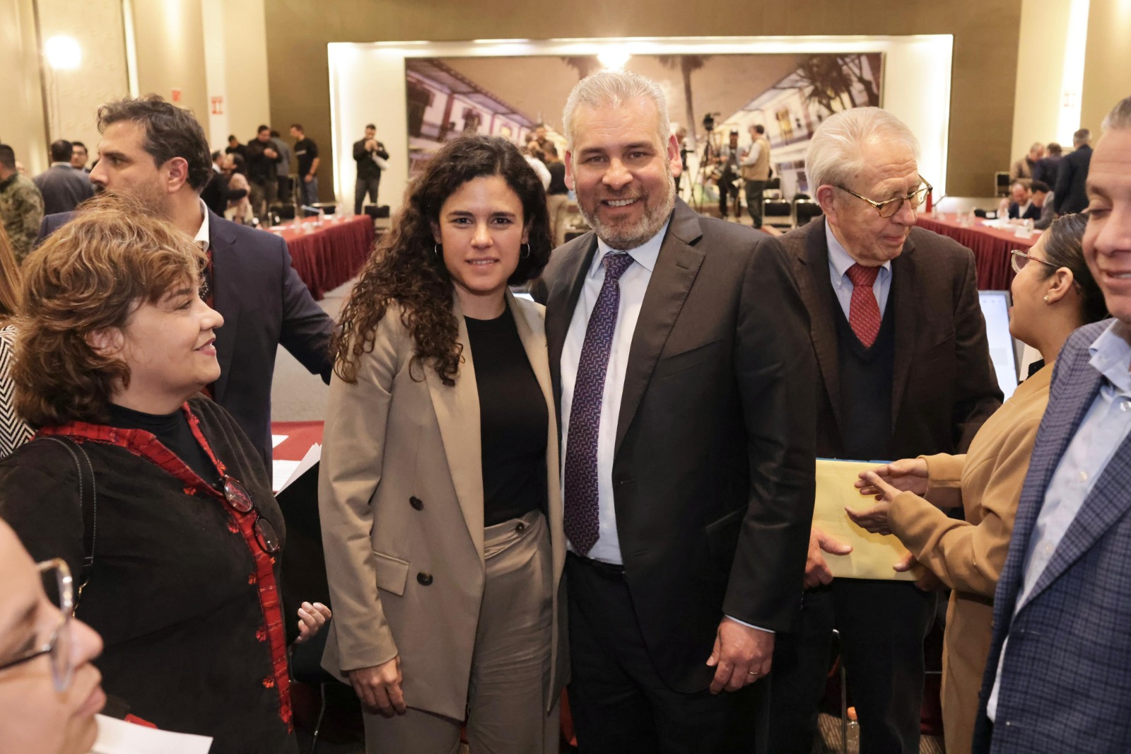 Transferencia de los servicios de salud garantiza derechos laborales: Bedolla