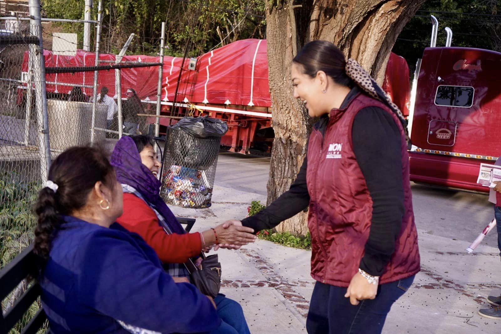 De manera entusiasta zacapenses arropan labor de Mónica Valdez