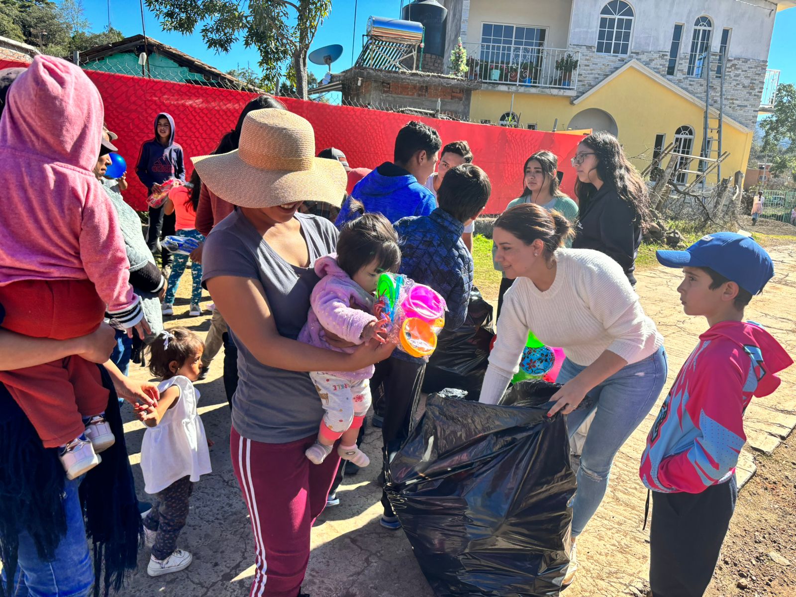Celene García Coria lleva a niñas y niños de Morelos regalos de Los Reyes Magos