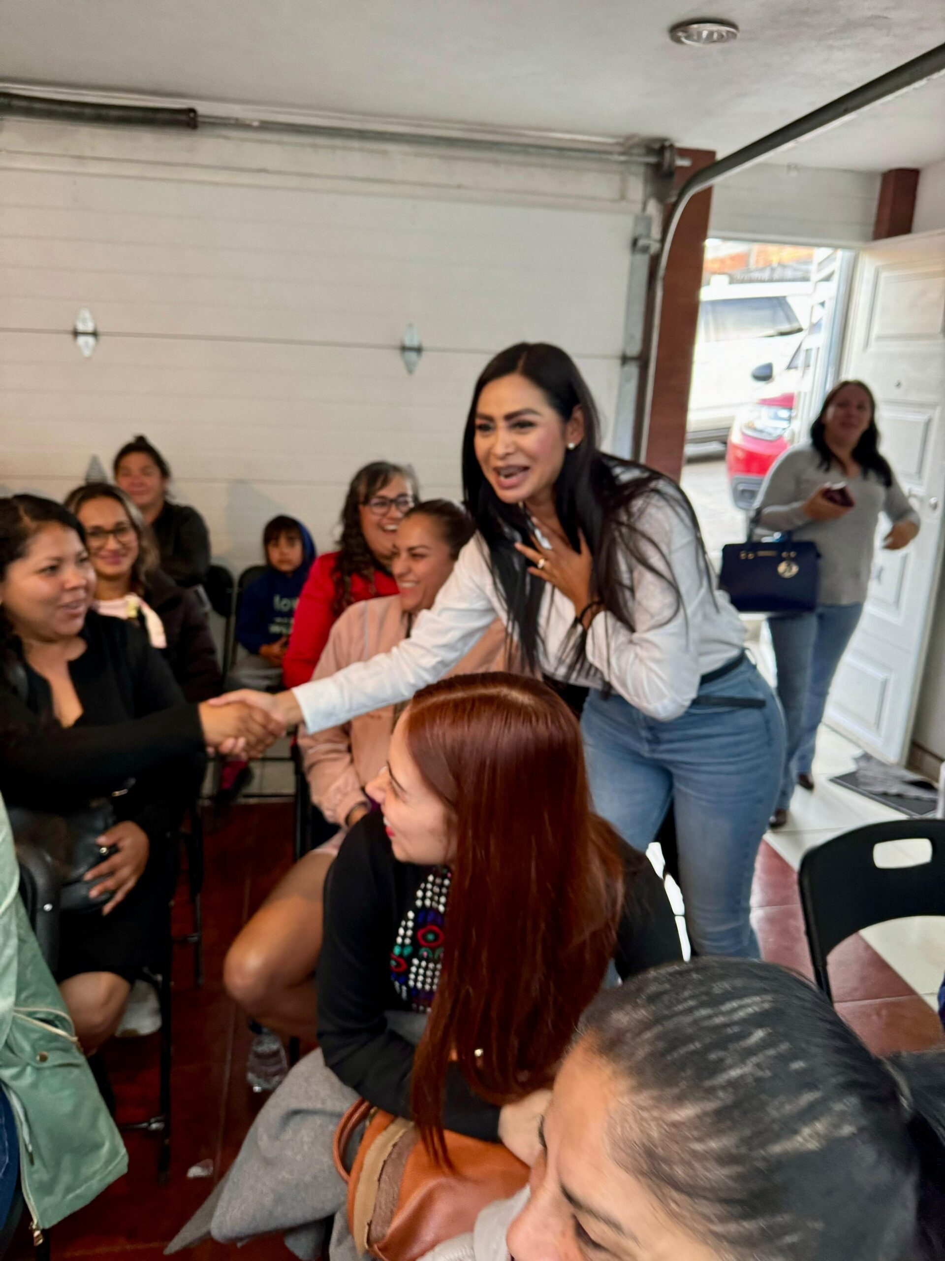 Araceli Saucedo se reúne con habitantes de la Tenencia Morelos
