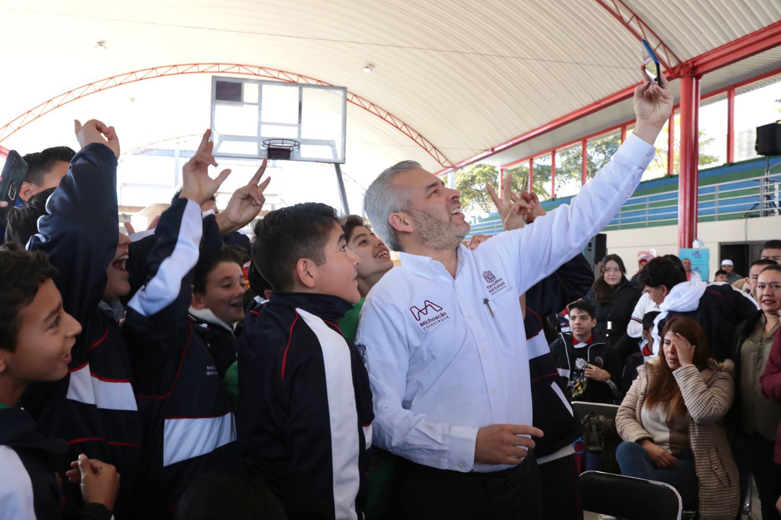 Anuncia Bedolla laptops para mil 200 secundarias de Michoacán