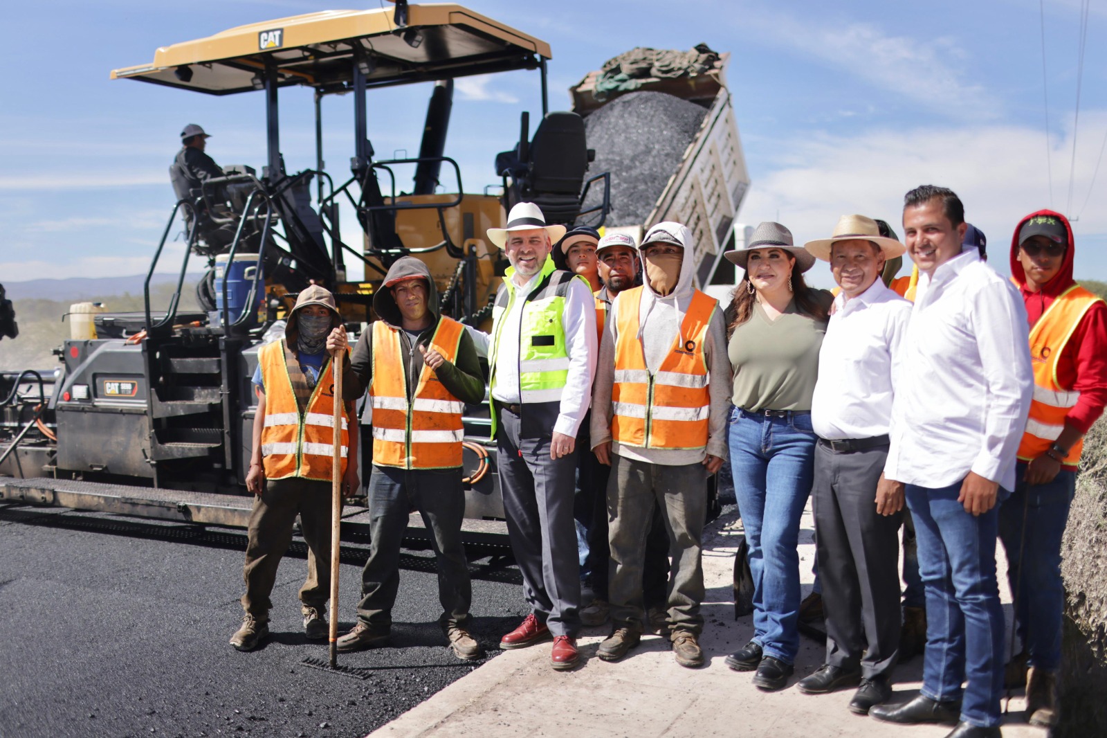 Supervisa Bedolla obra de rehabilitación carretera en región Ciénega