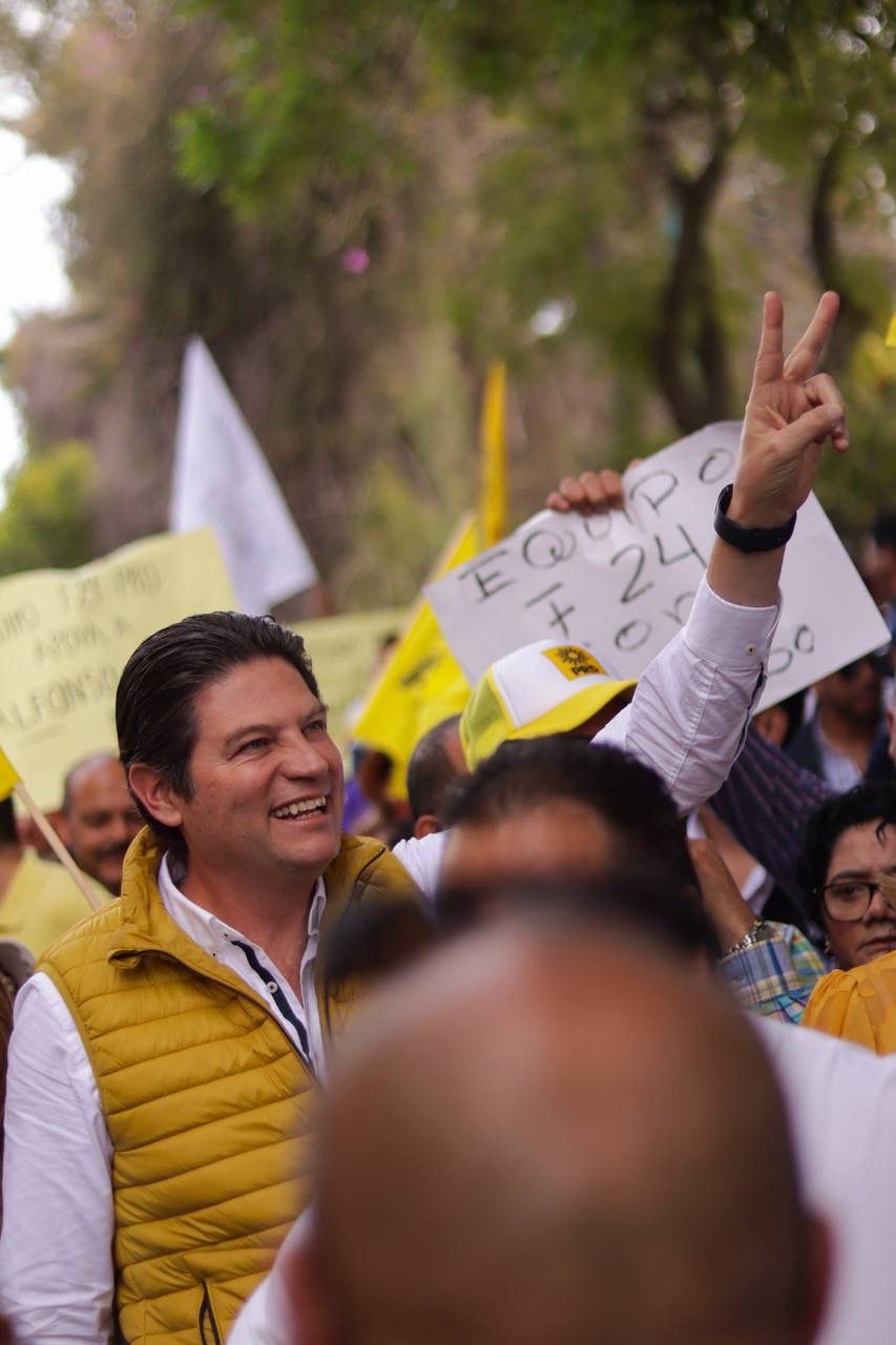 PRD y su ola amarilla arropan a Alfonso Martínez