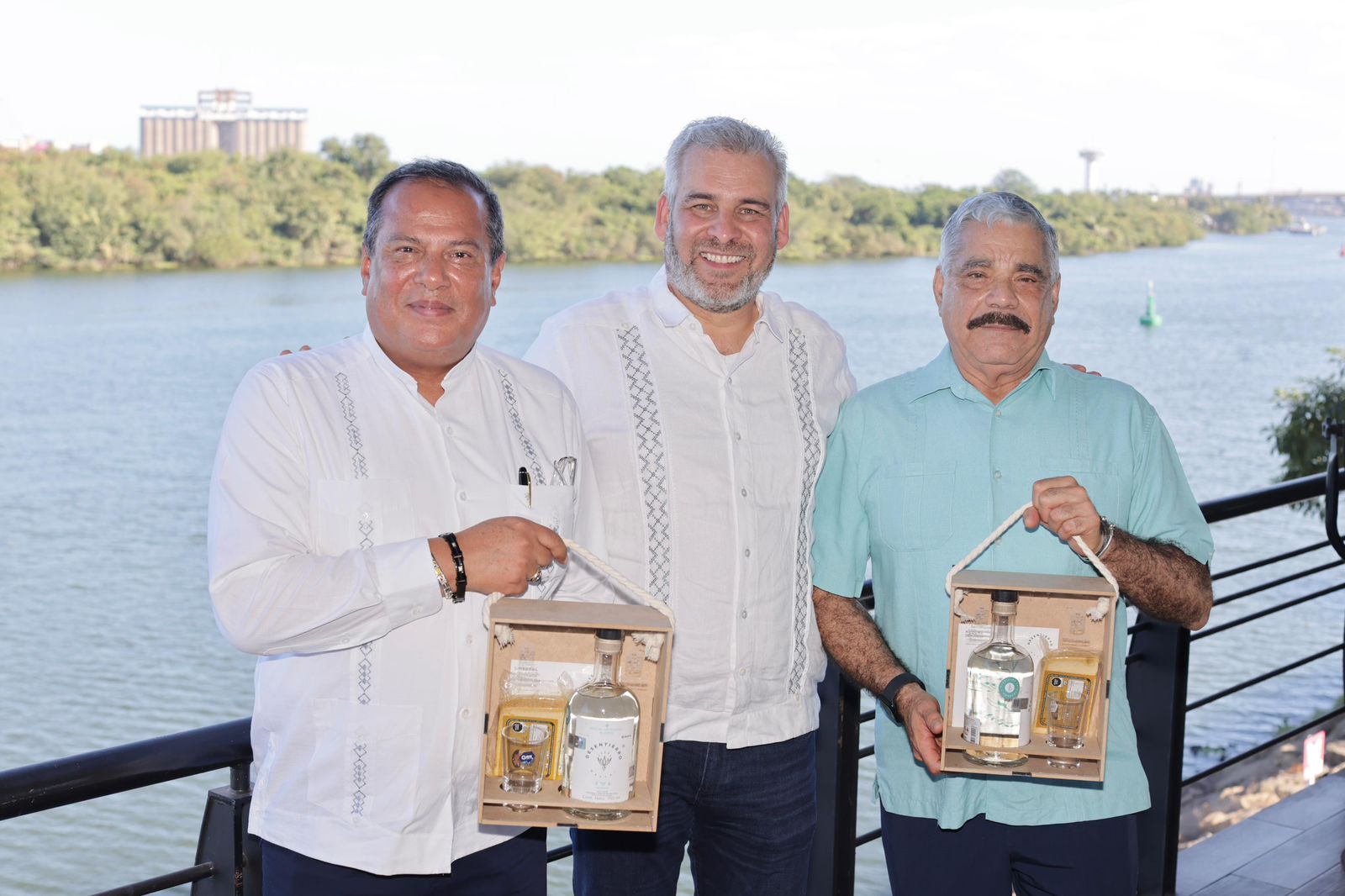 Asiste Bedolla a relevo directivo de Asipona en LC