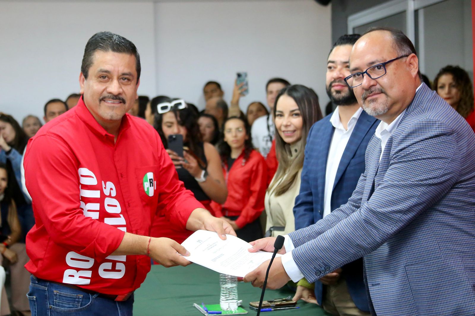 Se registra Roberto Carlos López García como precandidato a diputado federal.