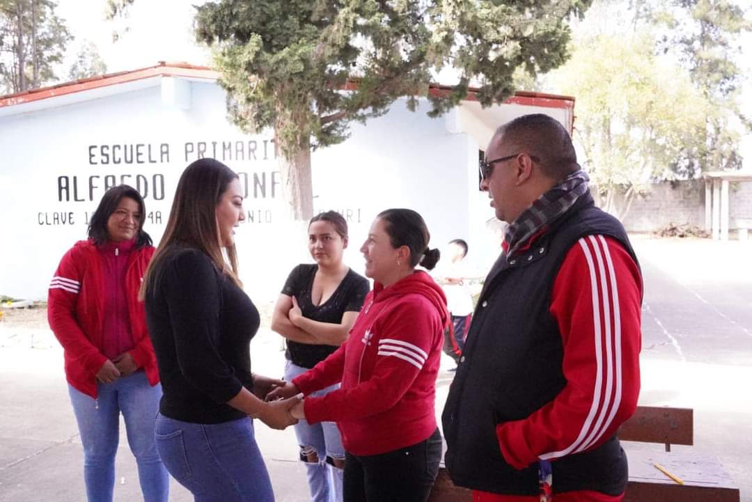 Seguimos haciendo equipo para mejorar las escuelas: Mónica Valdez
