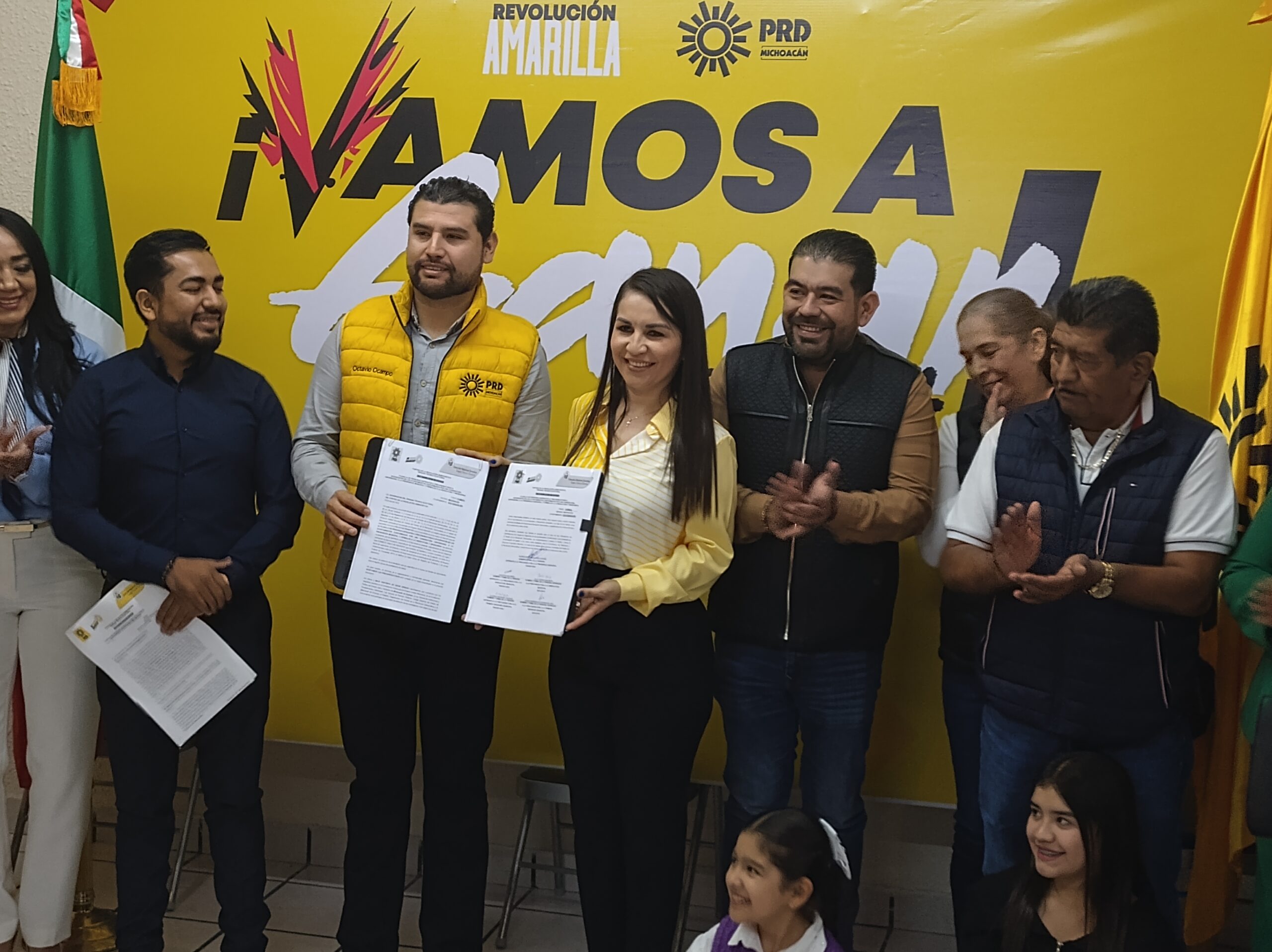 Blanca Azucena Alvarez Chávez se registra a la precandidatura a la alcaldía de Apatzingán