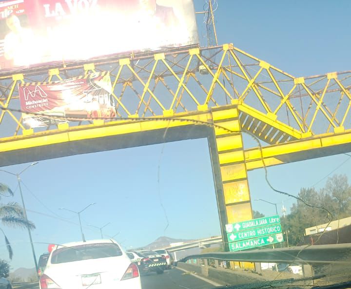 Choque de Tres Vehículos en Puente Desnivel de Morelia