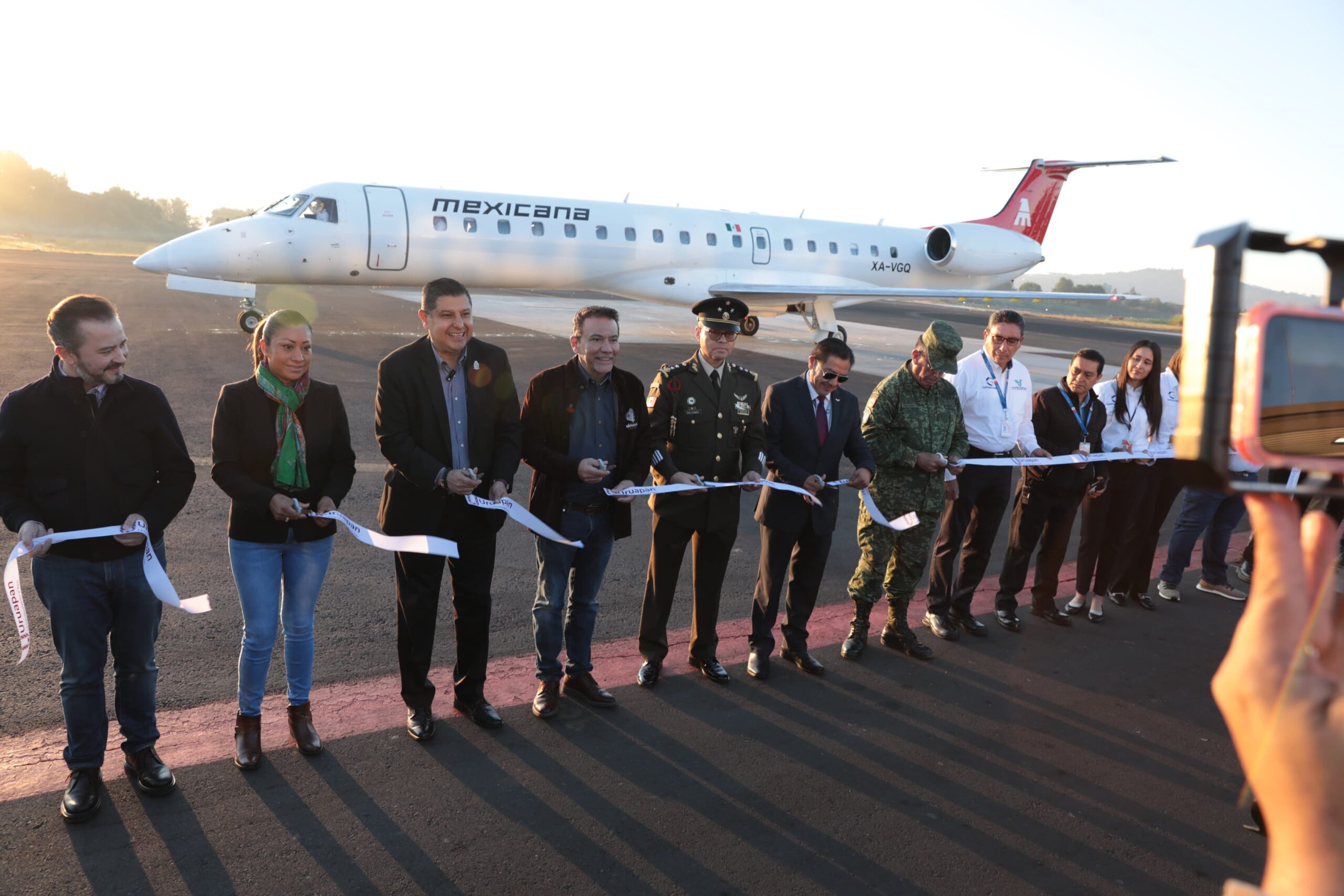 Aterriza en Uruapan el primer vuelo de Mexicana
