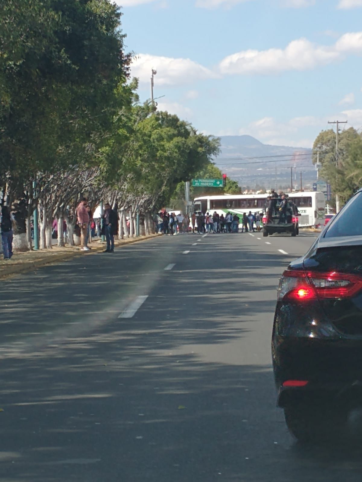 Normalistas cierran ambos sentidos del libramiento en protesta