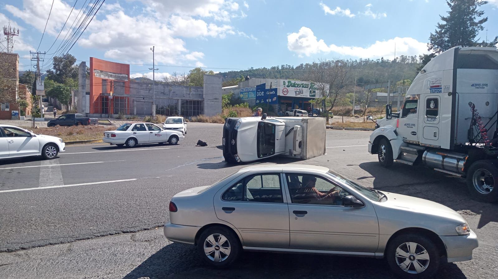 Accidente de Volcadura en la Carretera Morelia-Pátzcuaro
