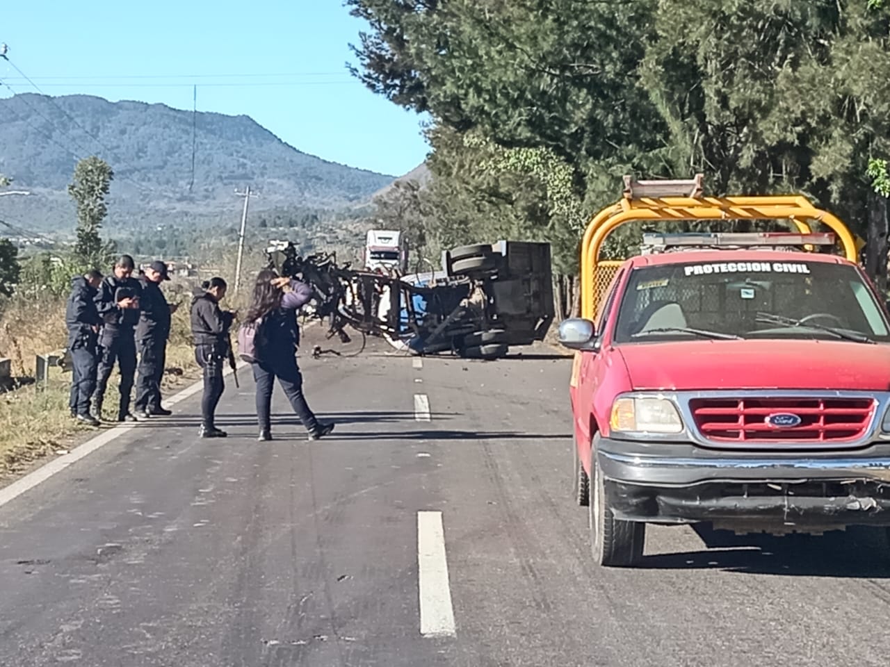 Atiende PC volcadura de pipa en carretera Morelia-Pátzcuaro