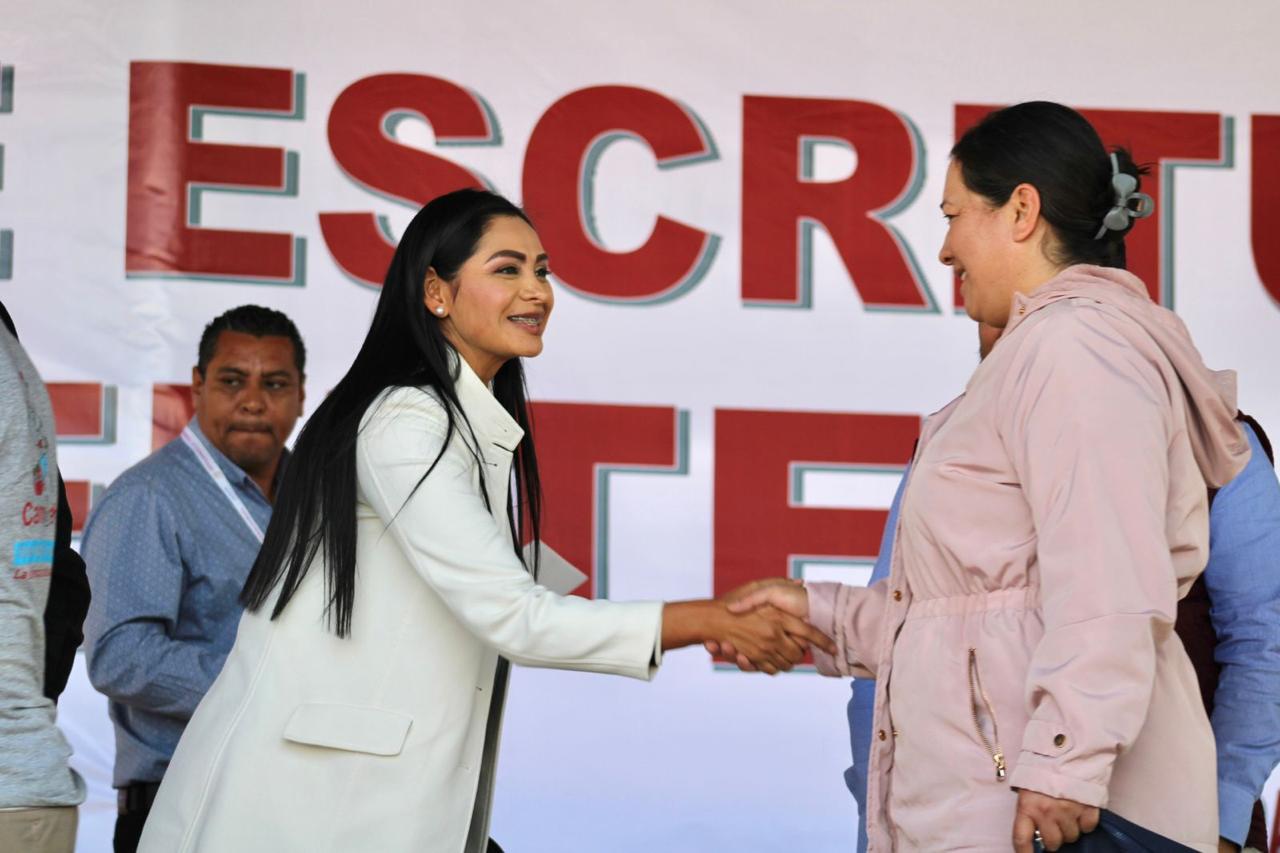 Entrega Araceli Saucedo Reyes escrituras a familias del Fraccionamiento Bicentenario en Santa Clara del Cobre