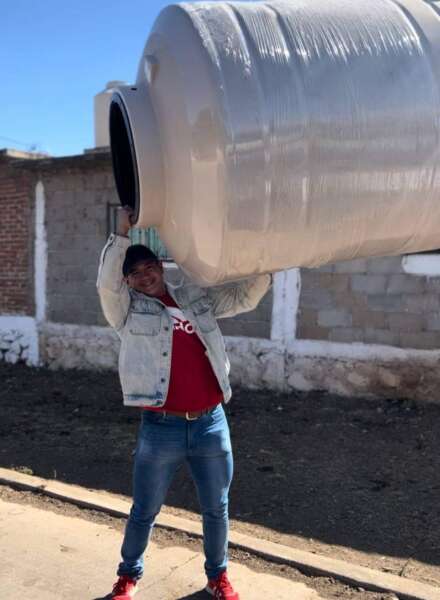 Víctor Zurita lleva Caravana de Servicios y entrega tinacos en el Distrito 10 de Morelia