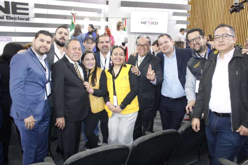 Asiste Octavio Ocampo al registro de Xóchitl Gálvez en el INE