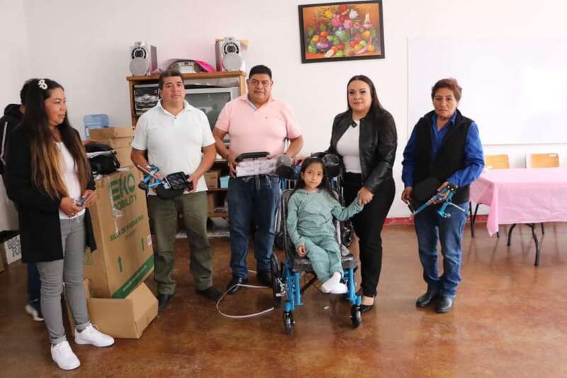 Entrega Luz María Velázquez Villicaña aparatos funcionales en Salvador Escalante