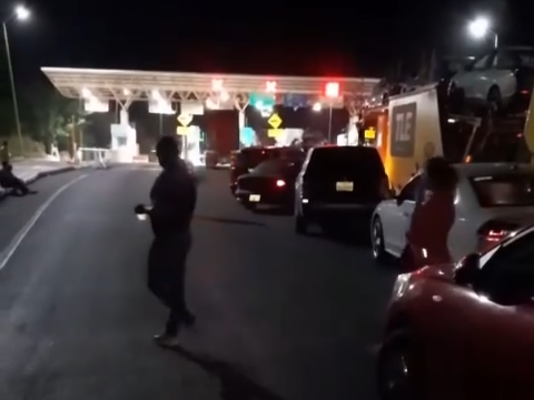 Tractocamión provoca cierre en la caseta de Feliciano al activar barrera en intento de pasar en reversa
