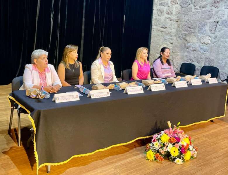 SUEMISTAS HONRAN LUCHA DE LA MUJER