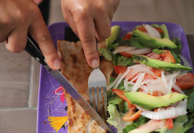 Vida y alimentación saludable, previenen problemas de hígado graso