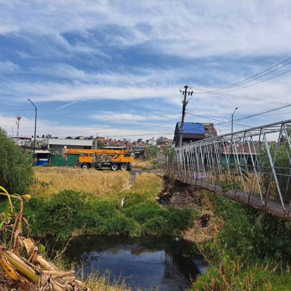 Emite Gobierno de Morelia alerta vial por colocación de puente peatonal