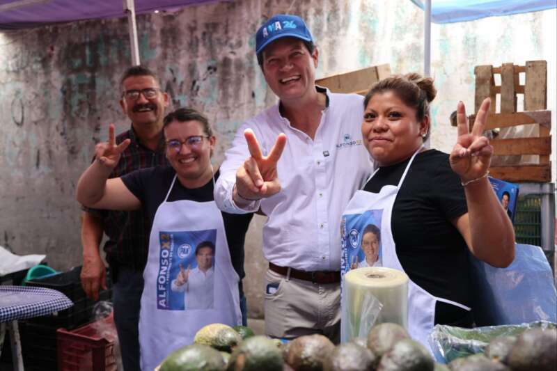 En tianguis de Morelia, Alfonso recibe apoyo de comerciantes y vecinos