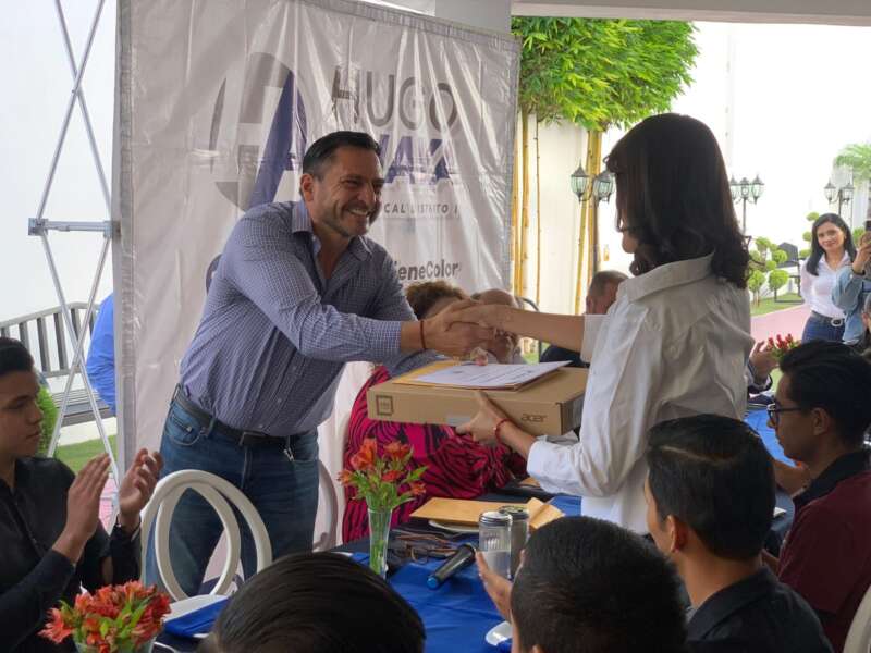 Hugo Anaya entrega laptops a jóvenes universitarios comprometidos con su municipio