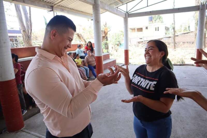 Víctor Zurita se reúne con familias de la localidad de San Bernabé