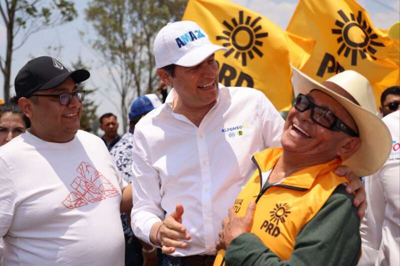 Desfila Alfonso Martínez en Tacícuaro arropado por cientos de persona