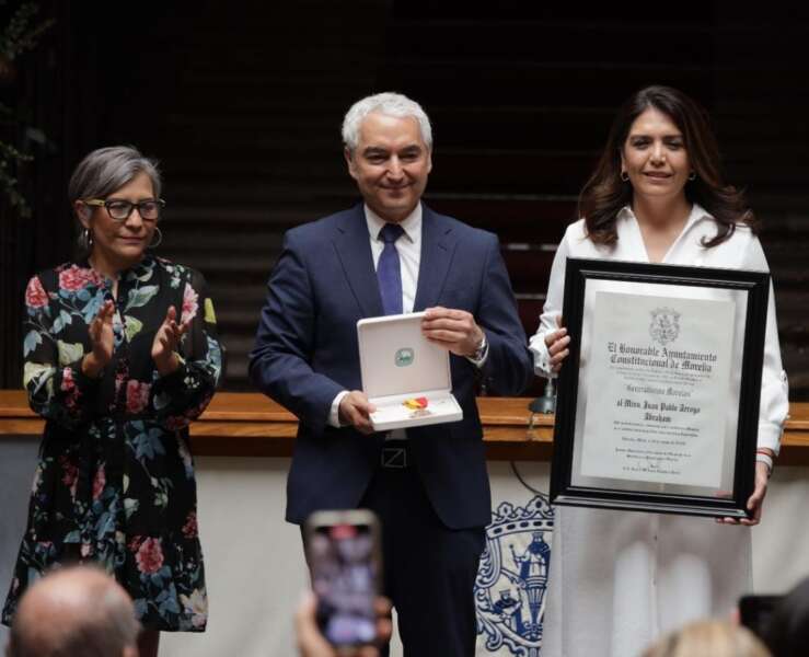 Reciben dos morelianos excepcionales Presea Generalísimo Morelos