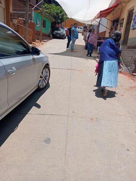 Habitantes de La Canteta detiene a funcionarios del ayuntamiento condicionando votos para el PRI con supuestos regalos.