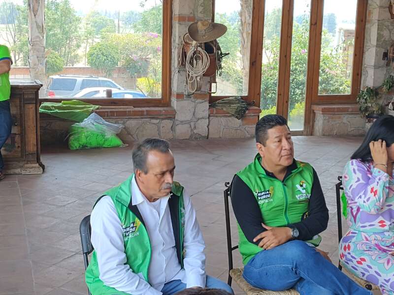 Benjamin Páramo, del Partido Verde Ecologista, da la bienvenida a los candidatos a la presidencia Eric Gaona y Baltazar Gaona en reunión de evaluación política.