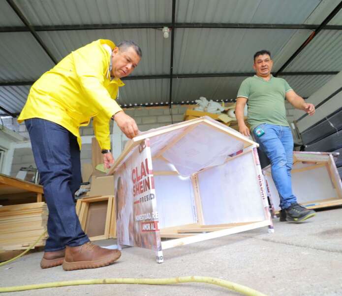 Barragán transforma lonas de campaña en casas para animales de compañía