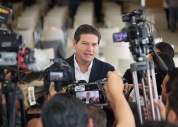 Llama Alfonso Martínez a senadores a no ser “levanta dedos”