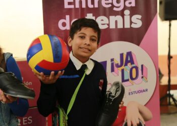 Entregan en Huiramba tenis a estudiantes de secundaria