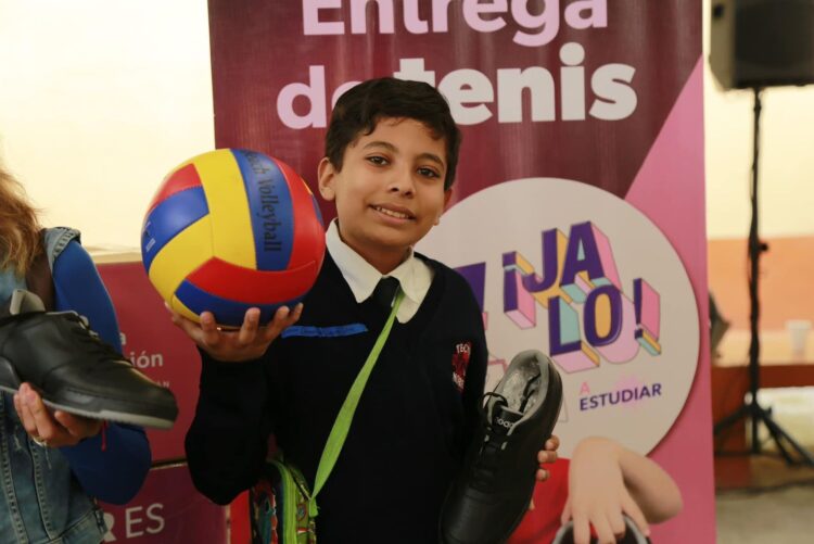Entregan en Huiramba tenis a estudiantes de secundaria