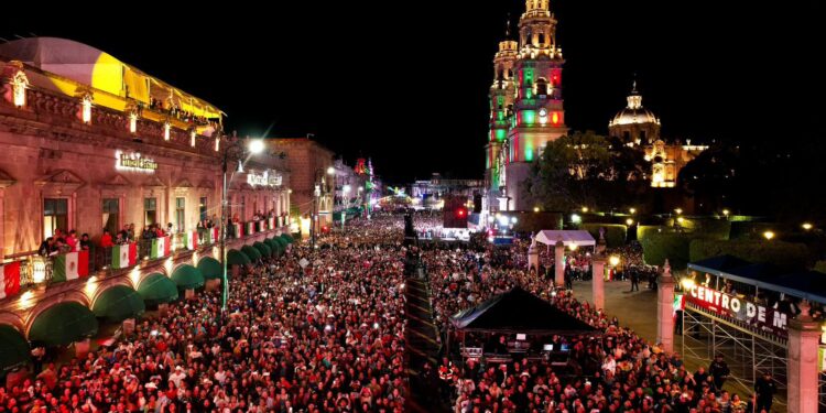 El tradicional Grito de Independencia en Michoacán “se convirtió e fiesta” con la Banda El Recodo