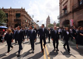 Encabeza Alfonso Martínez colorido desfile cívico militar