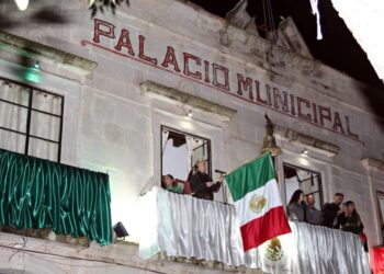 Julio Cesar Conejo celebra con la población el Grito de Independencia