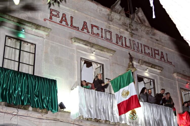 Julio Cesar Conejo celebra con la población el Grito de Independencia