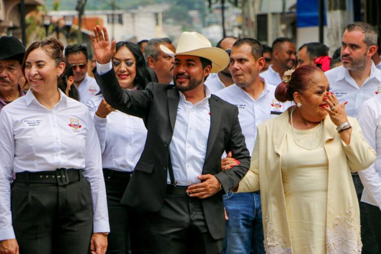 Humberto Jiménez Encabeza Desfile Cívico por el 16 de Septiembre en Los Reyes