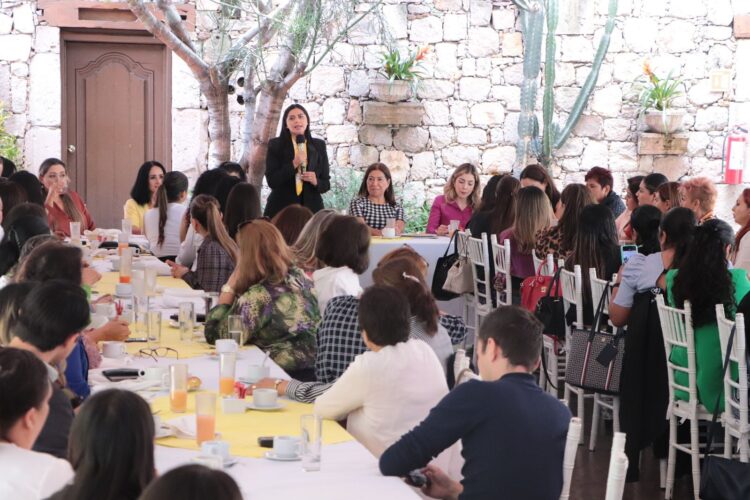 Mujeres del PRD arropan a la Senadora, Araceli Saucedo