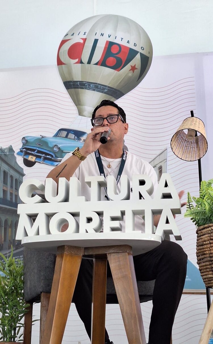 El filósofo de redes sociales Fernando Bustos en la Tercera Feria Internacional del Libro y la Lectura de Morelia