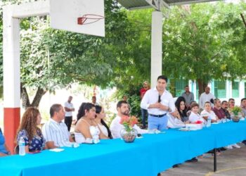 Acompaña Octavio Ocampo, al Presidente Municipal, Pablo Varona a inauguración de techumbre