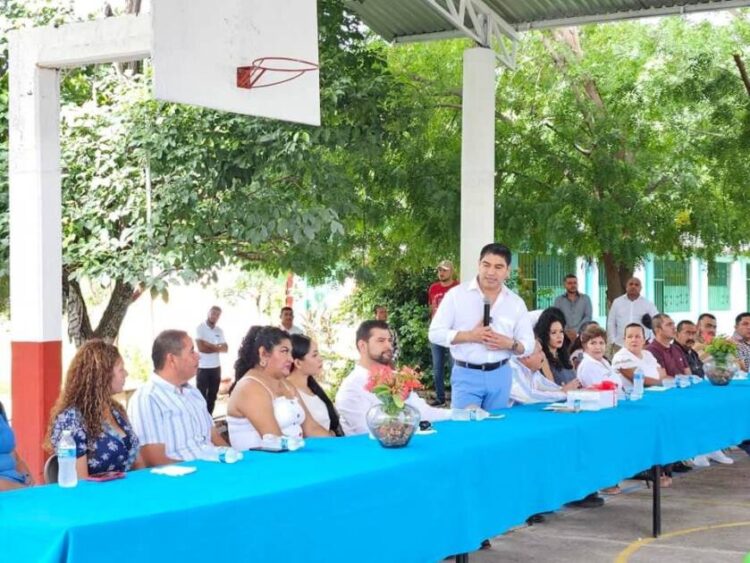 Acompaña Octavio Ocampo, al Presidente Municipal, Pablo Varona a inauguración de techumbre