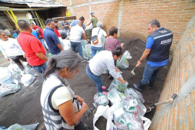 Barragán continúa apoyando a familias afectadas por el desfogue de la presa de Cointzio