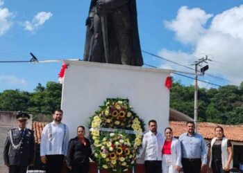 Presente Octavio Ocampo en acto del 259 aniversario del natalicio de José Ma Morelos y Pavón en Carácuaro