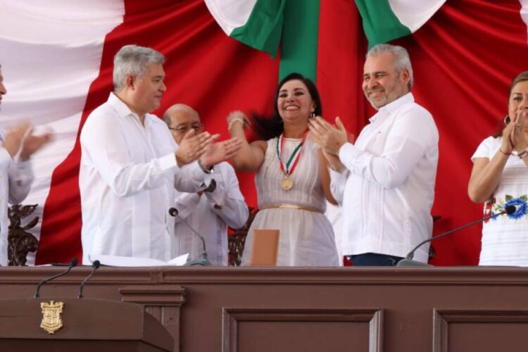 Entrega 76 Legislatura la presea “Constitución de 1814” a Alma Rosa Bahena