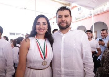 Octavio Ocampo reconoce aportes de Alma Bahena Villalobos tras recibir la Presea “Constitución de 1814”